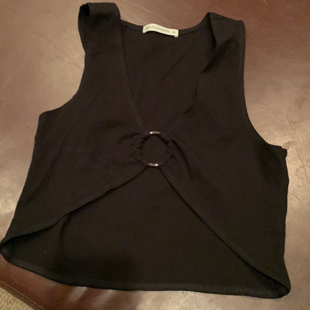 A black crop top size M.